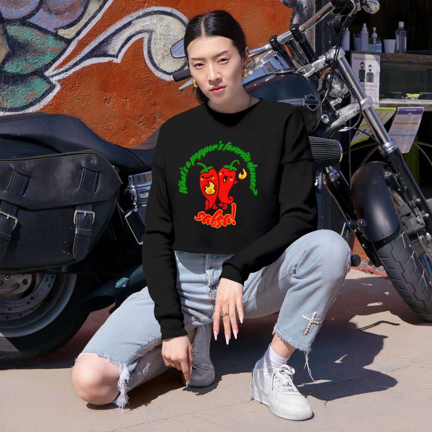 "What’s a Pepper’s Favorite Dance? Salsa!" - Women’s Cropped Sweatshirt | Cute Food Pun Dance Pullover with Pepper Graphic